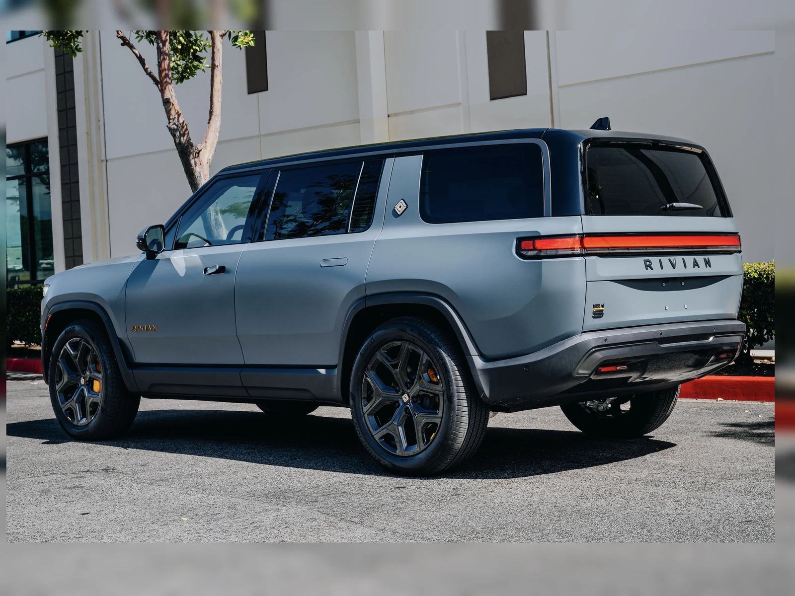 Rivian R1S Matte PPF, Ceramic Tint, Ceramic Coating — photo 3 — Hussle Customz Los Angeles